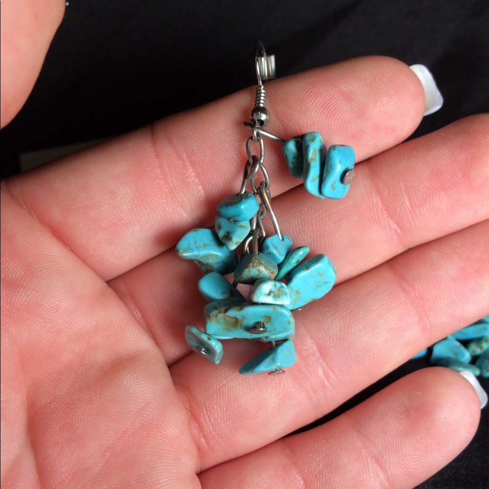Turquoise chip dangle earrings - Picture 3 of 3